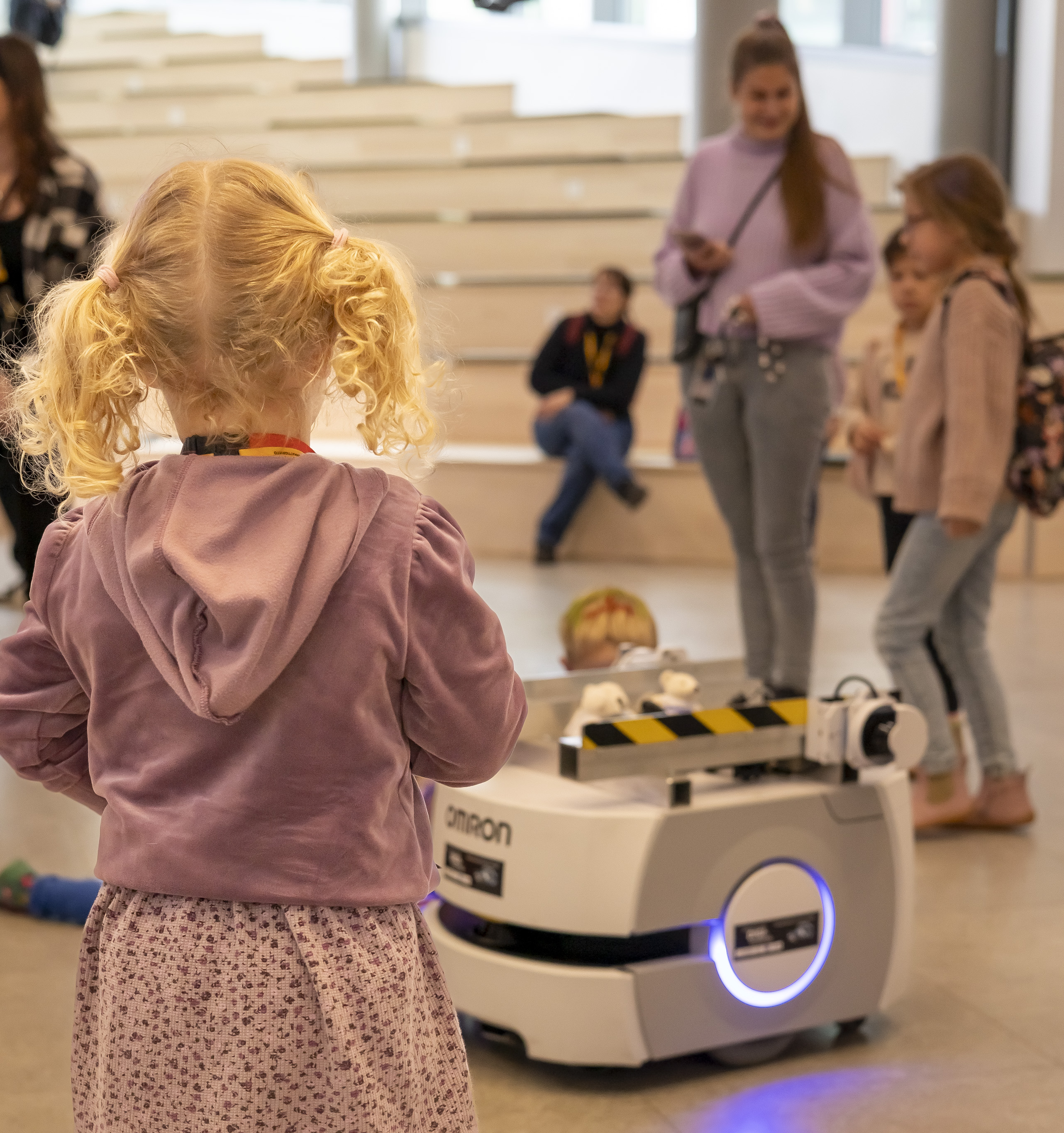 Lapsi katsoo mobiilirobottia.